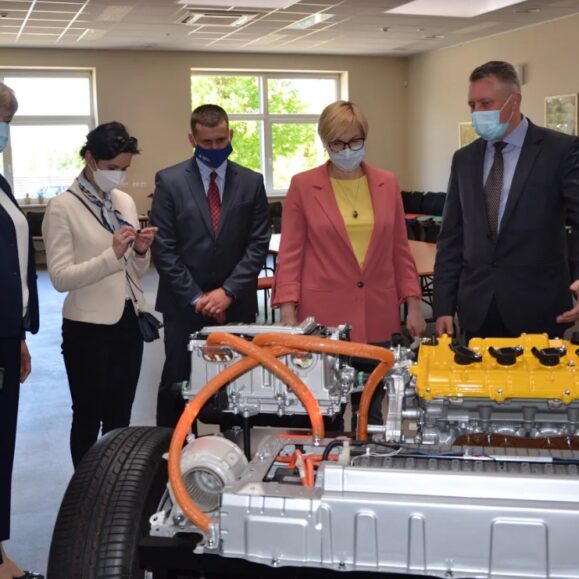 Ministrė Jurgita Šiugždinienė lankėsi Vilniaus automechanikos ir verslo mokyklos sektoriniame praktinio mokymo centre