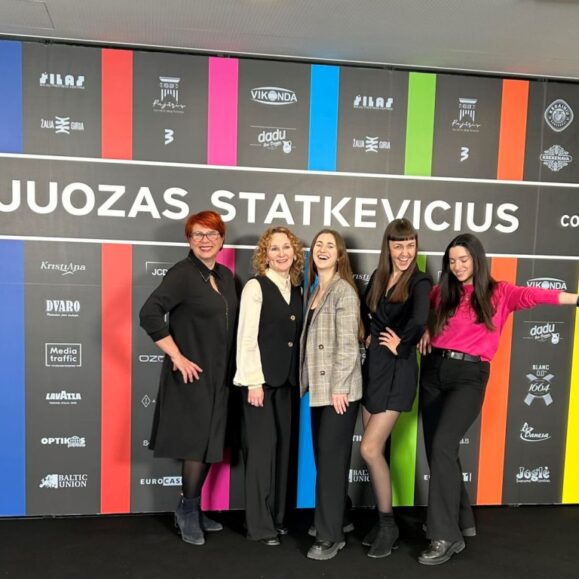 Siuvėjo specialybės mokinės turėjo galimybę prisiliesti prie naujausios Juozo Statkevičiaus kolekcijos 