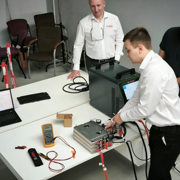 BOSCH mokymai – ELEKTROMOBILIŲ BATERIJŲ PATIKRA IR REMONTAS