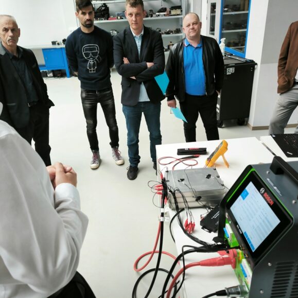 BOSCH mokymai – ELEKTROMOBILIŲ BATERIJŲ PATIKRA IR REMONTAS