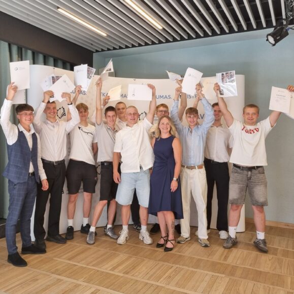 Vasariška VAVM brandos atestatų ir profesinio mokymo diplomų įteikimo šventė