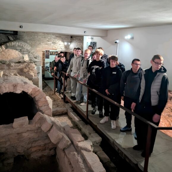 Kultūros paso edukacija: VAVM mokiniai tyrinėjo Vilniaus katedros požemius ir lobyną
